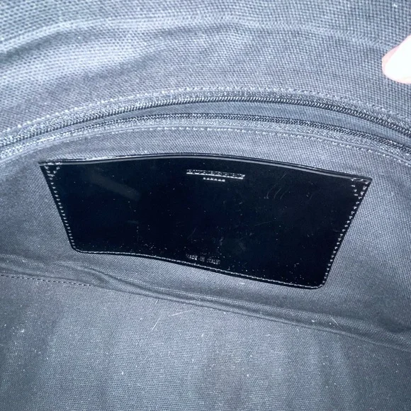 BURBERRY TOTE. FUN FLANNEL DESIGN INCLUDED FOR THE LOCK. Multiple pockets - Picture 6 of 10